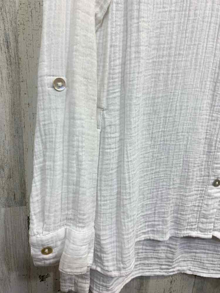 PRE-OWNED NEW DIRECTIONS Tops Size M White Solid TUNIC Blouse/LONG SLEEVE BUTTON