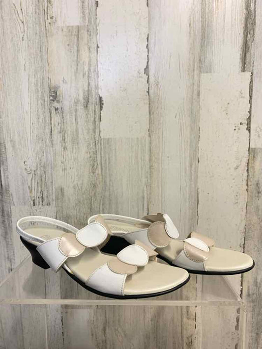 PRE-OWNED MUNRO SHOES Shoe Size 9 WHITE/BEIGE CIRCLES KITTEN HEEL Shoes/WHITE/BE