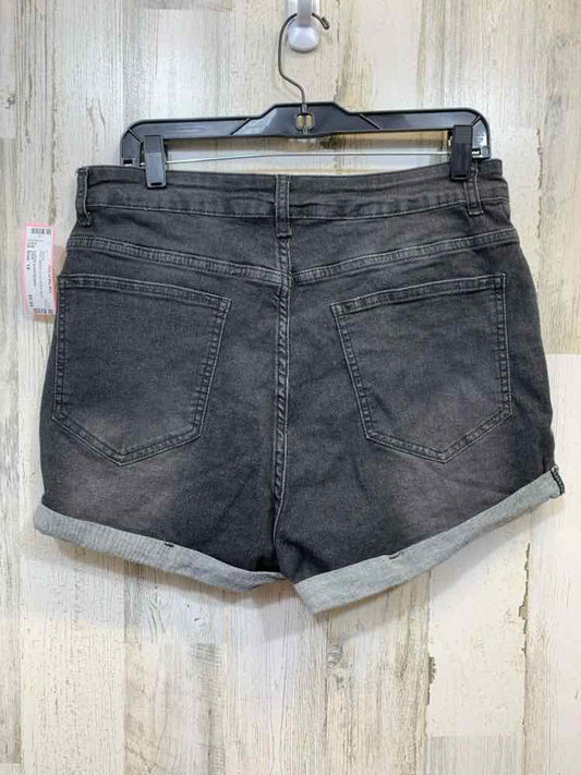 PRE-OWNED Size 1X SHEIN PLUS SIZES Black Shorts