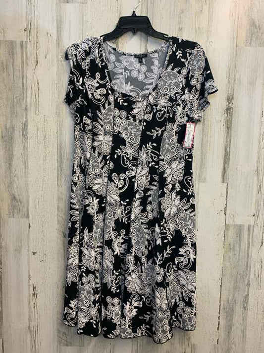 PRE-OWNED SAMI&JO PLUS SIZES Size 2X BLACK/WHITE Floral A-LINE Dress/BLACK & WHI