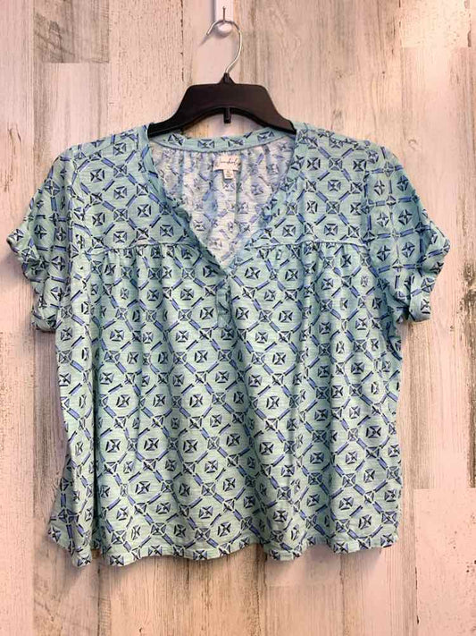 PRE-OWNED WONDERLY Tops Size XL PASTEL GREEN TRIANGLE SHORT SLEEVES TOP/V- NECK.