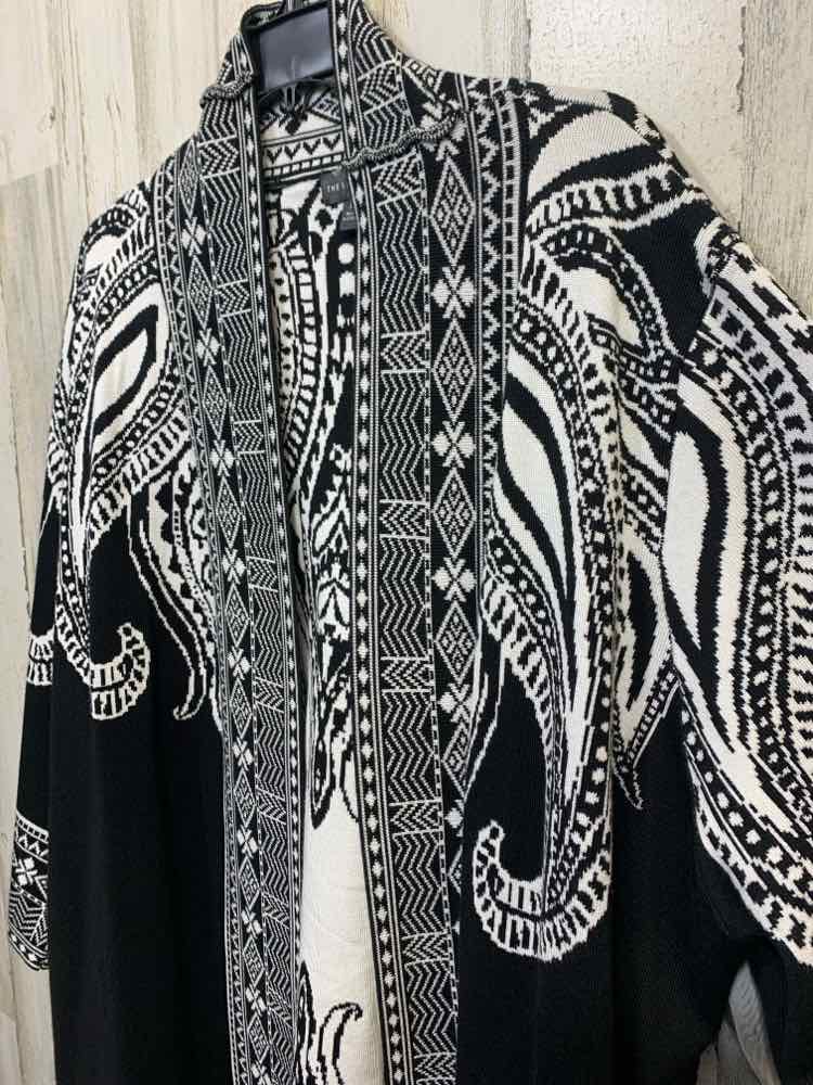 PRE-OWNED THE LIMITED Size 1X PLUS SIZES BLK/WHT Paisley LONG SLEEVES Cardigan