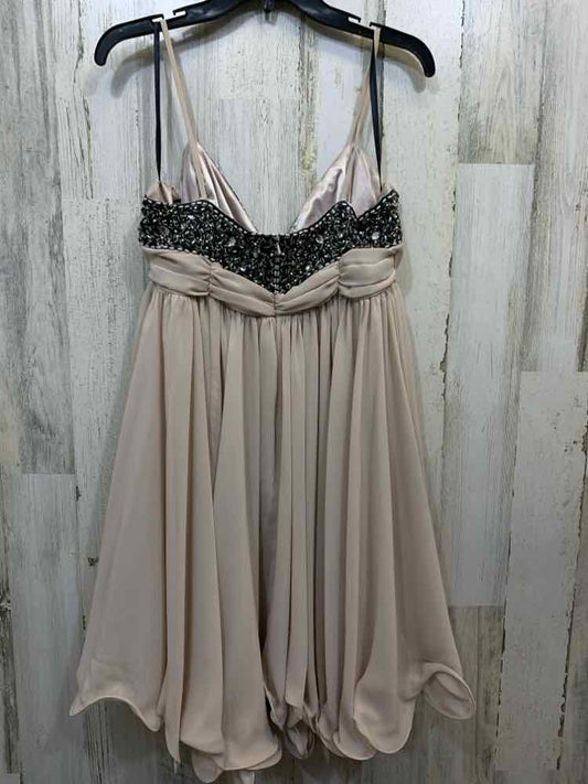 PRE-OWNED FRENCH CONNECTION Dresses and Skirts Size 10 BGE/BLK Dress/V CUT W/ BO