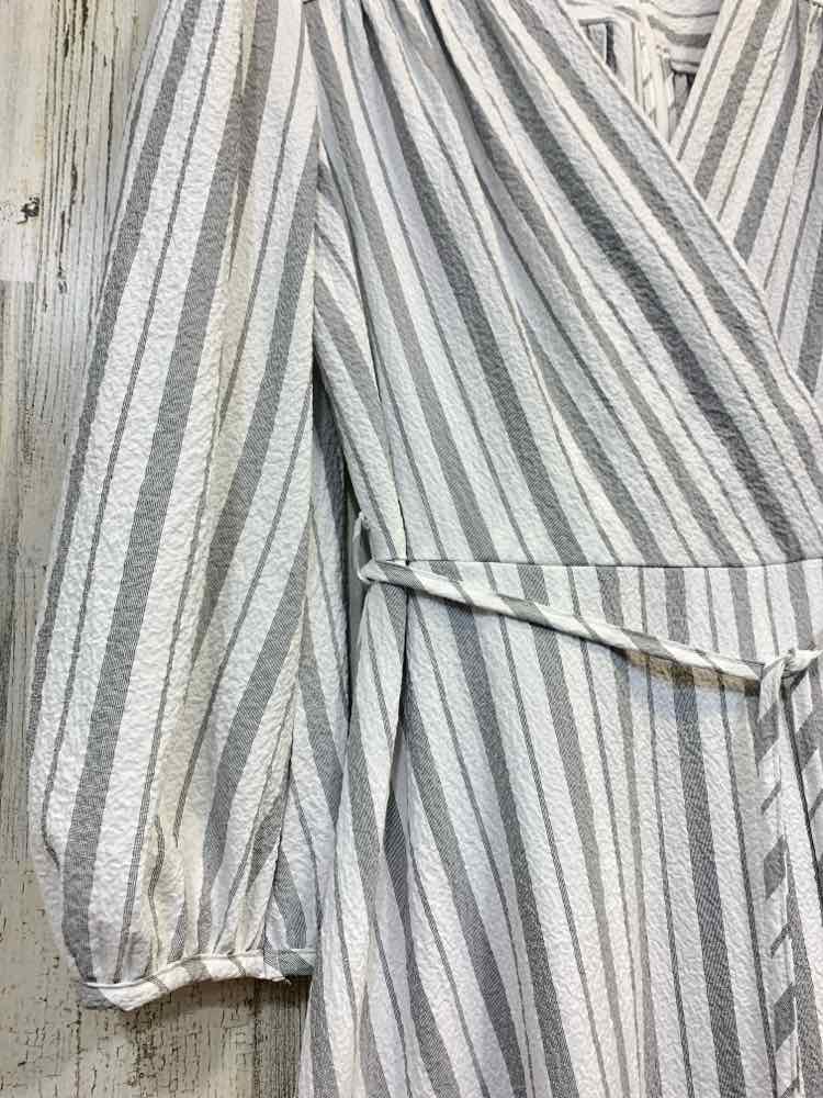 PRE-OWNED CALVIN KLIEN Dresses and Skirts Size 10 WHITE/BLACK STRIPES Dress/BLAC
