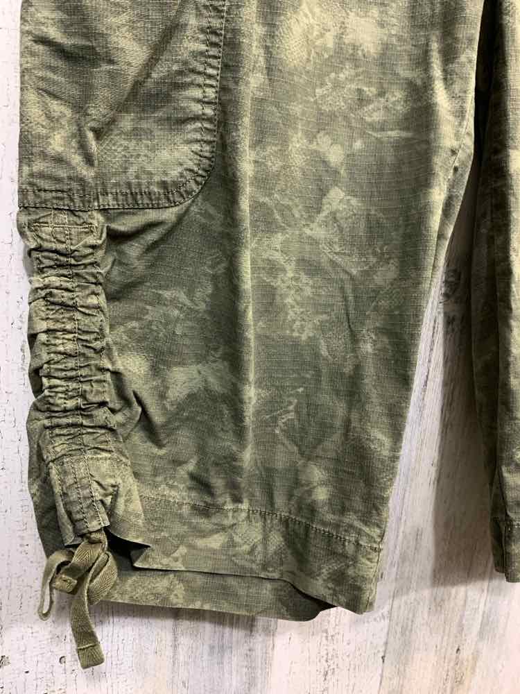 PRE-OWNED Size 10 NIKE BOTTOMS CAMO CAPRI Pants
