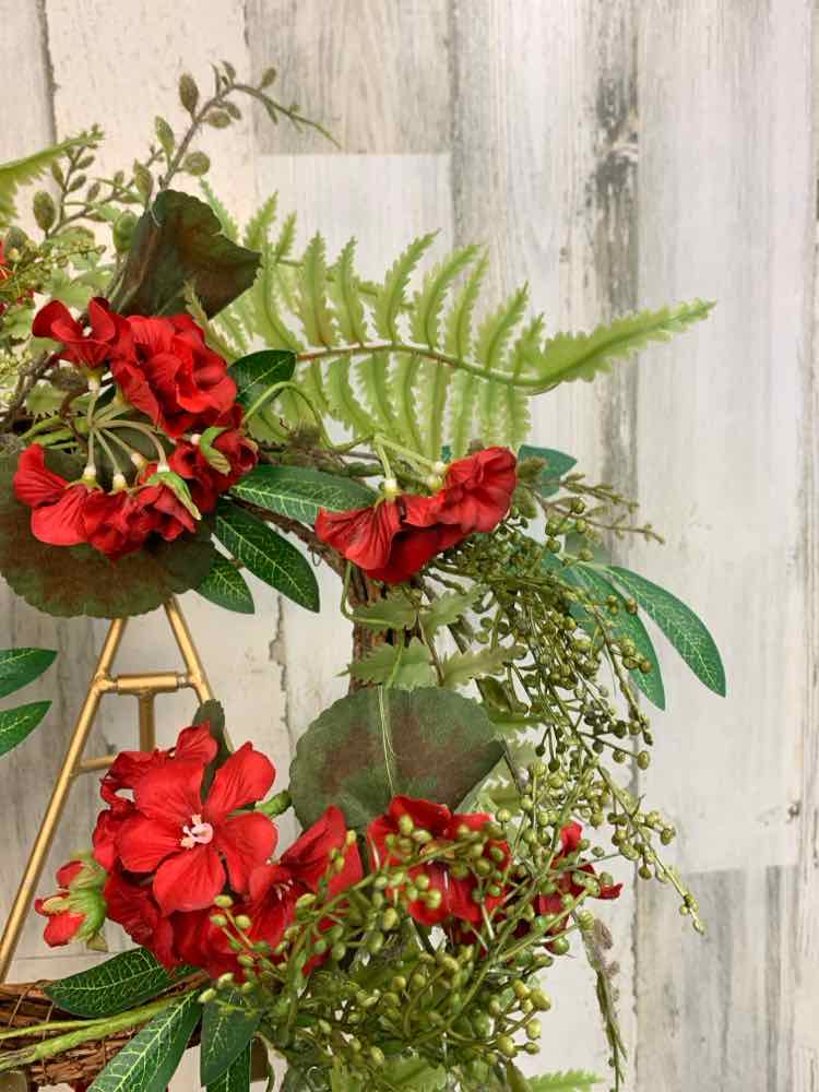 HOME DECOR/RED FLOWER WREATH