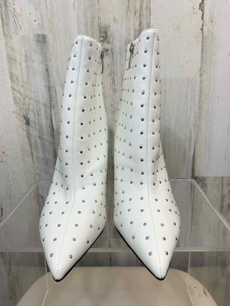 NWT NINE WEST SHOES Shoe Size 8 White ANKLE BOOTIE Shoes/WHITE W/ SILVER STUD AN