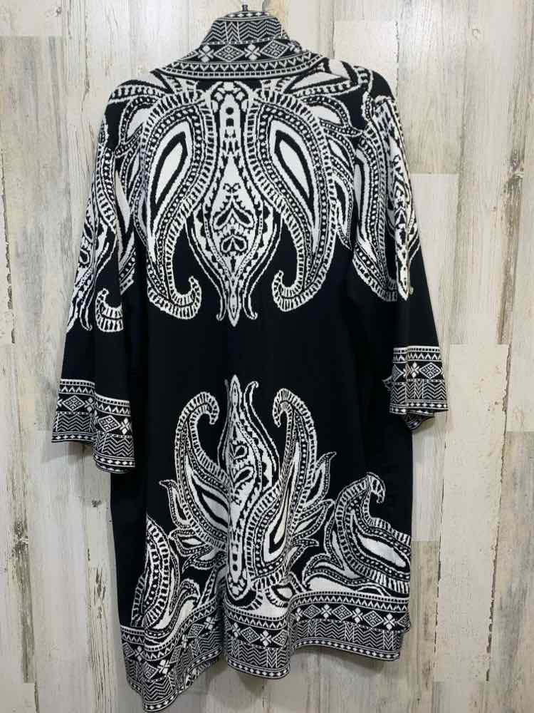 PRE-OWNED THE LIMITED Size 1X PLUS SIZES BLK/WHT Paisley LONG SLEEVES Cardigan