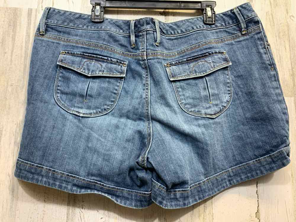 PRE-OWNED Size 18 OLD NAVY BOTTOMS MEDIUM WASH DENIM LOW RISE Shorts