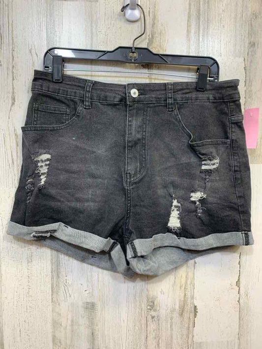 PRE-OWNED Size 1X SHEIN PLUS SIZES Black Shorts
