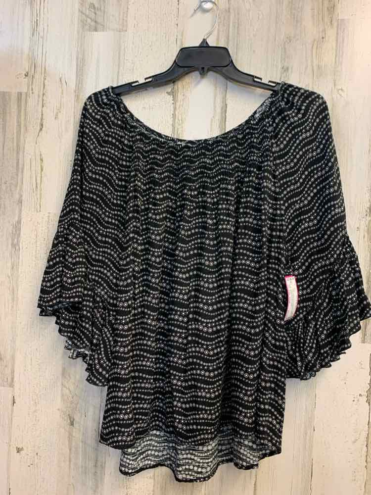 PRE-OWNED CATO PLUS SIZES Size 22/24 BLK/WHT CIRCLES RUFFLE SLEEVE TOP/GATHERED