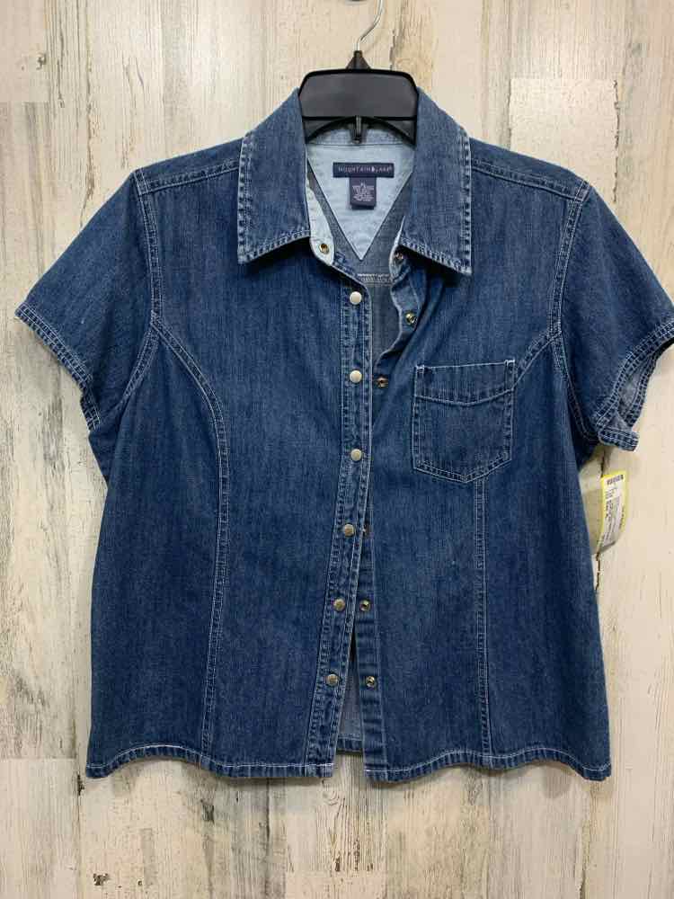 PRE-OWNED MOUNTAIN LAKE Size XL Blue Denim Solid BUTTON DOWN Blouse/1 FRONT POCK