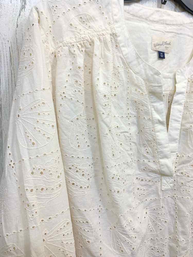 PRE-OWNED UNIVERSAL THREADS Tops Size XL WHITE FLORAL Eyelet LONG SLEEVE Blouse