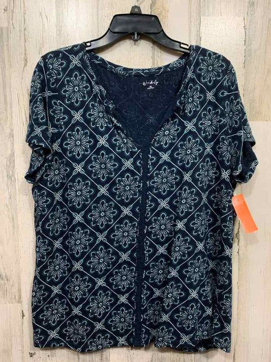 PRE-OWNED WONDERLAND BY ORANGE Tops Size XL BLUE/WHT Floral SHORT SLEEVES Blouse