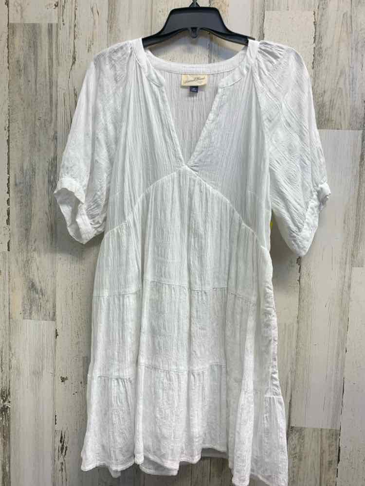 PRE-OWNED UNIVERSAL FASHION Dresses and Skirts Size M White Solid TIERED Dress/B