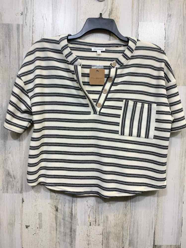 NWT BLU PEPPER Tops Size L WHT/BLK Stripe SHORT SLEEVESV NECK W/BUTTONS/P Blouse