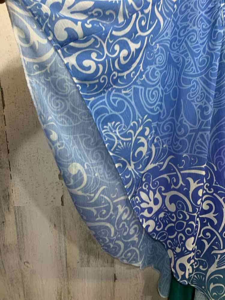 PRE-OWNED LIVE AND LET LIVE Tops Size L BLUE/WHITE ABSTRACT FLOWY Shirt/SHORT SL