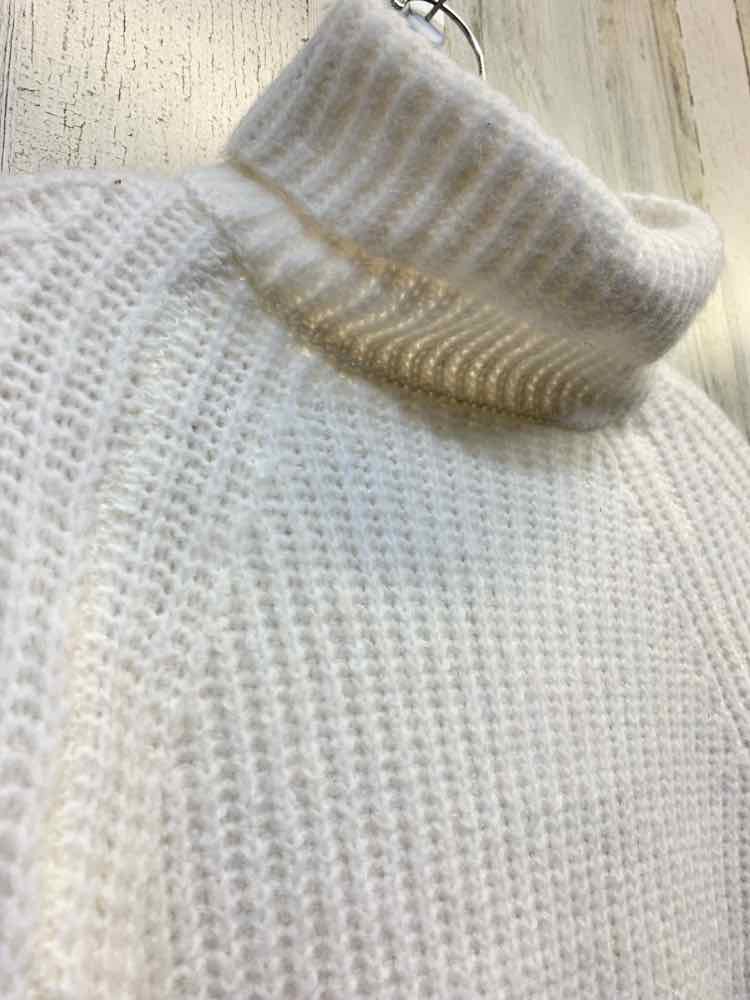 NWT ULTRA FLIRT Tops Size L White LONG SLEEVES Sweater