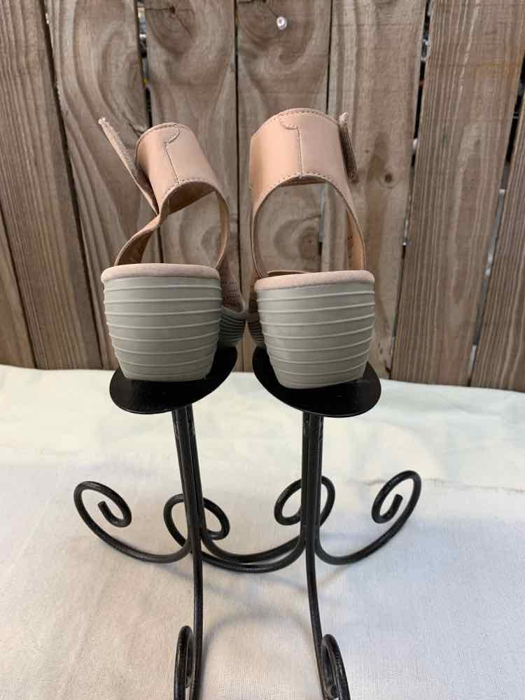 CLARKS SHOES 7.5 NUDE Sandals