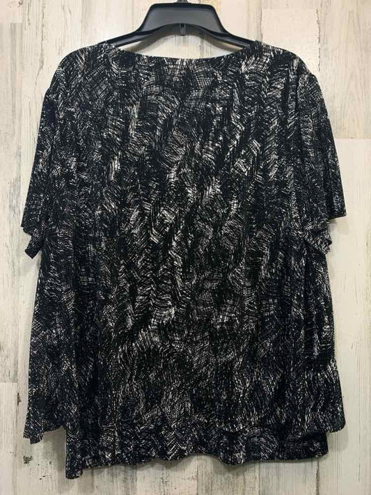 PRE-OWNED CHICOS Tops Size 3 BLACK/WHITE RIBBED SHORT SLEEVES TOP/BLACK/WHITE BR