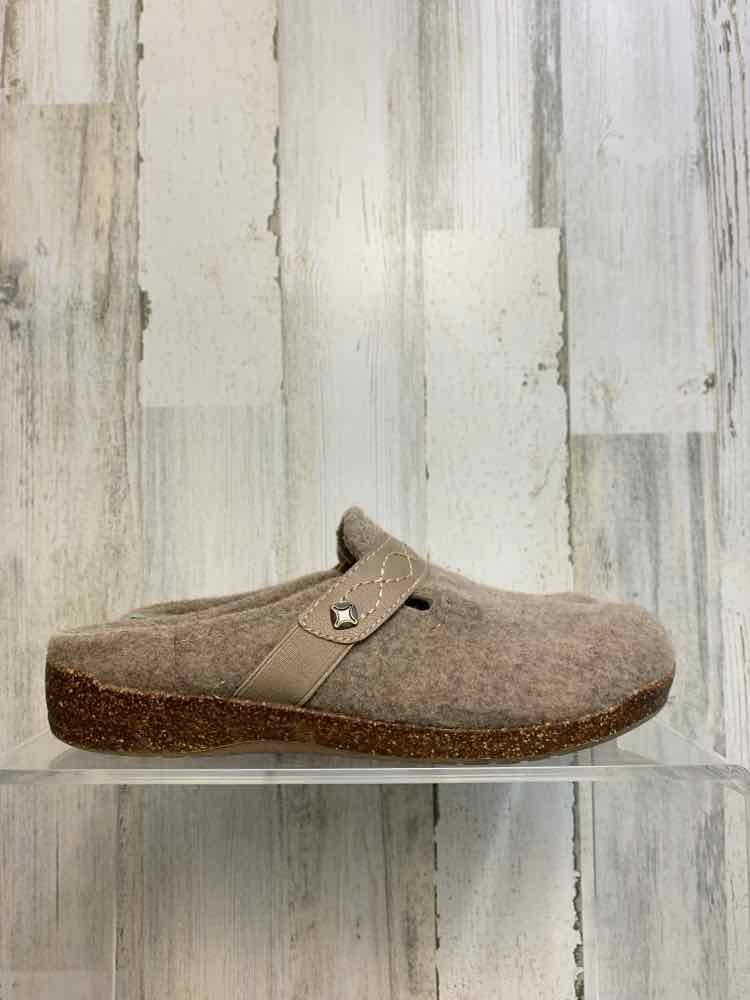 PRE-OWNED EARTH ORIGINS SHOES 9 Taupe Shoes/SLIP ONS