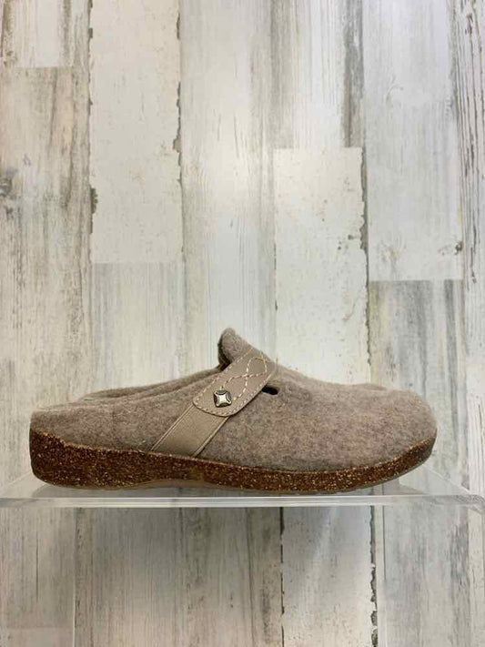 PRE-OWNED EARTH ORIGINS SHOES 9 Taupe Shoes/SLIP ONS