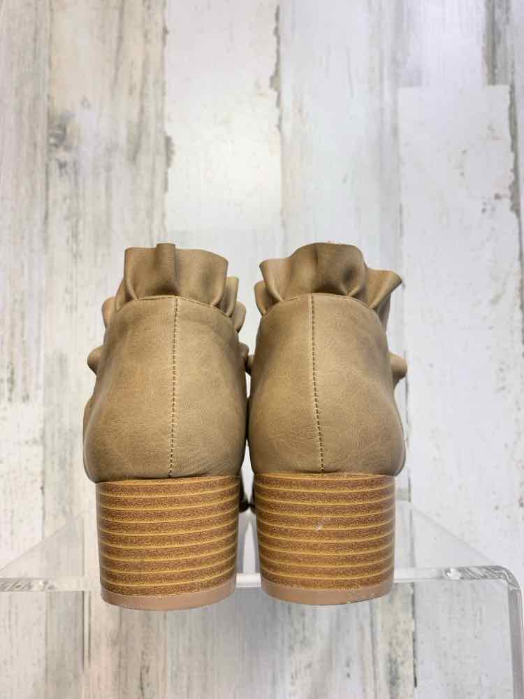 PRE-OWNED SHOES 6 Tan Shoes/ANKLE BOOTS W/RUFFLES