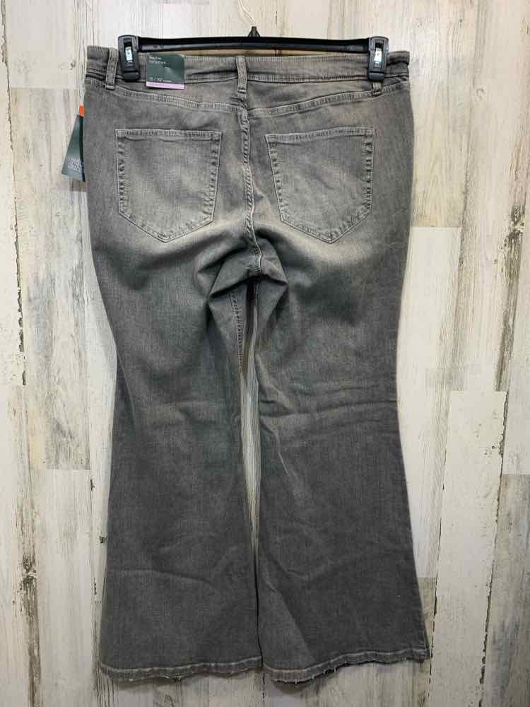NWT Size 16 WILD FABLE BOTTOMS Gray Denim Jeans/STRETCH MID-RISE CURVY FLARE
