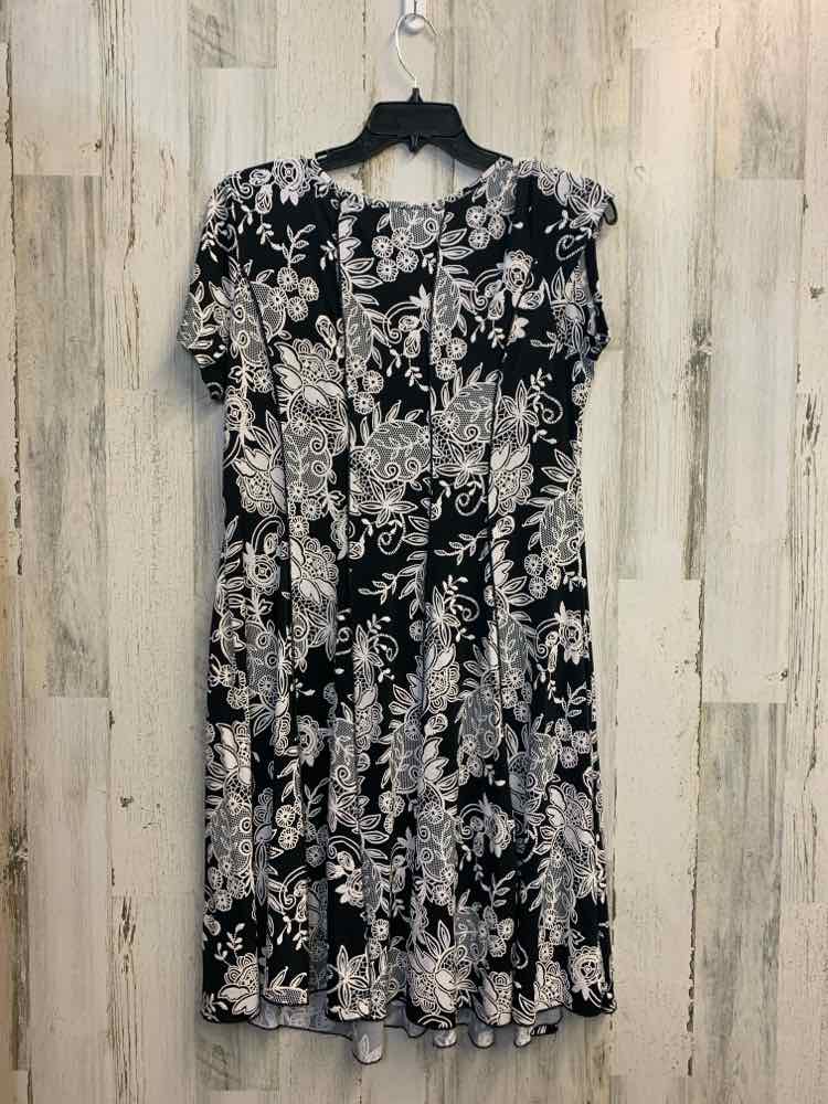 PRE-OWNED SAMI&JO PLUS SIZES Size 2X BLACK/WHITE Floral A-LINE Dress/BLACK & WHI