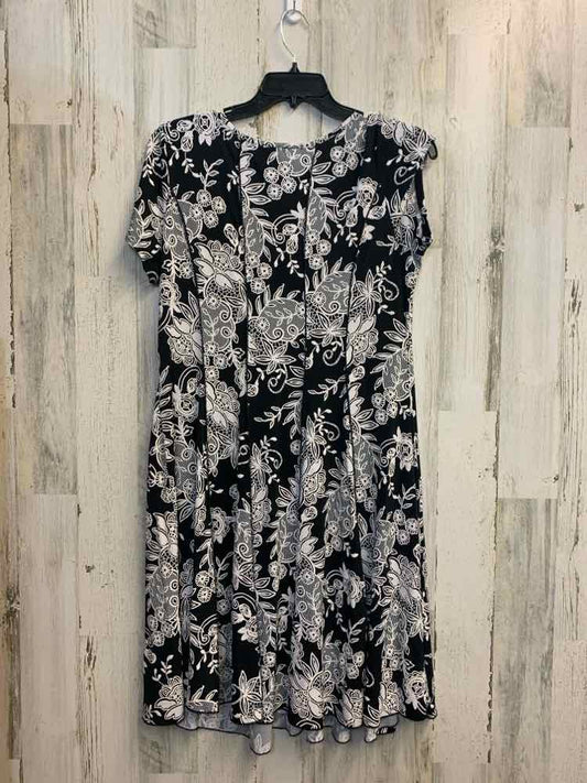 PRE-OWNED SAMI&JO PLUS SIZES Size 2X BLACK/WHITE Floral A-LINE Dress/BLACK & WHI