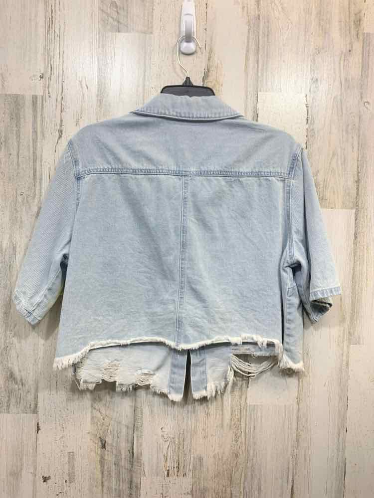 PRE-OWNED NO BOUNDRIES/CROPPED SHORT SLEEVE DISTRESSED BUTTON-FRONT FRAYED SHACK