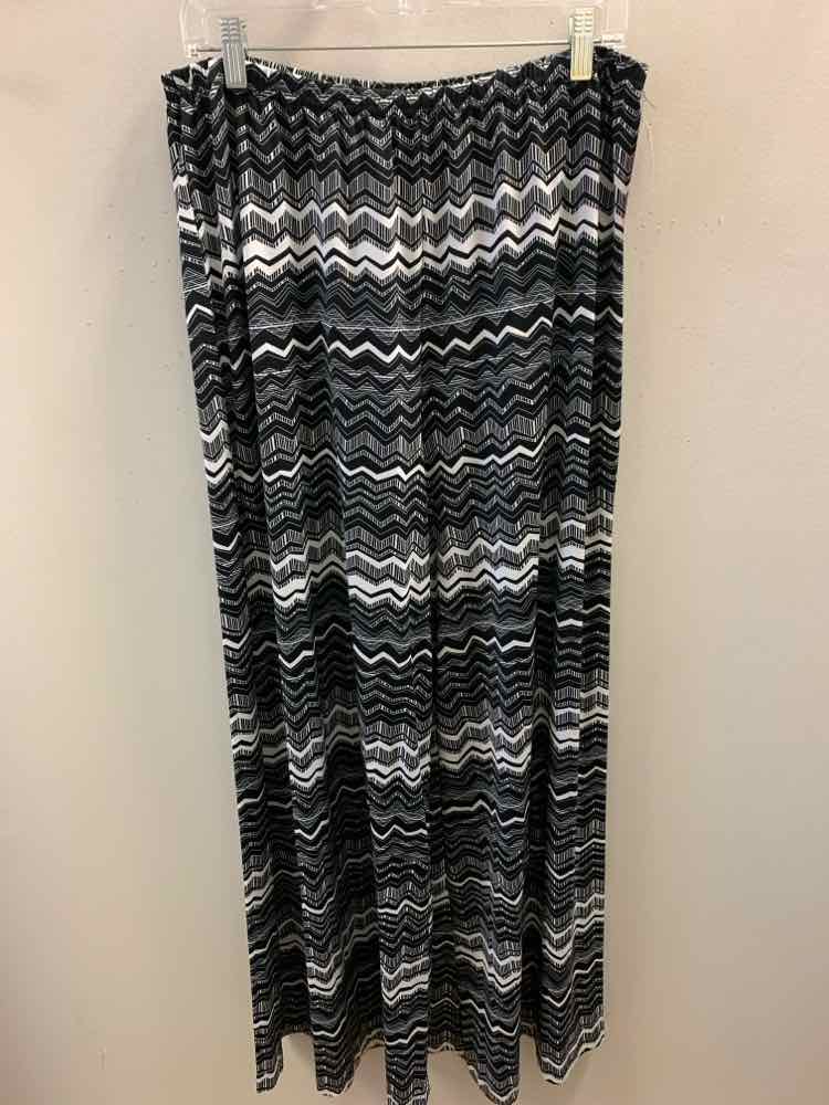 Size L NEW DIRECTIONS BOTTOMS BLK/WHT CHEVRON WIDE LEG Pants