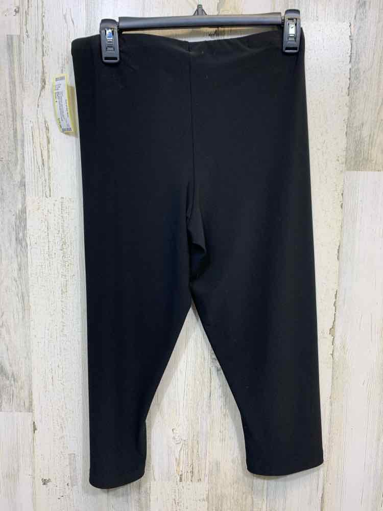PRE-OWNED Size 8 SYMPLI BOTTOMS Black POLYESTER AND SPANDEX Solid CAPRI Pants/MI