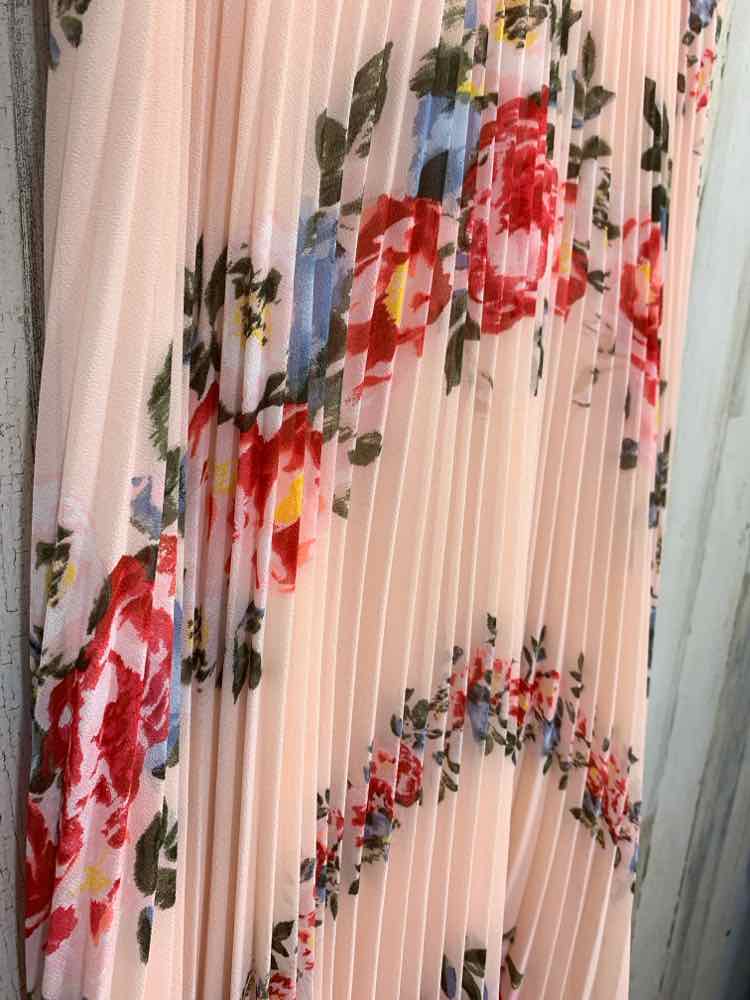 NWT WHITE HOUSE/BLACK MARKET/SMOCKED PLEATED HI-LO ROSE PRINT V-NECK