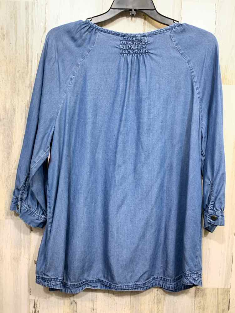 PRE-OWNED SOFT SURROUNDING/DECORATIVE MULTI-BUTTON GATHERED NECKLINE/BACK YOKE 3