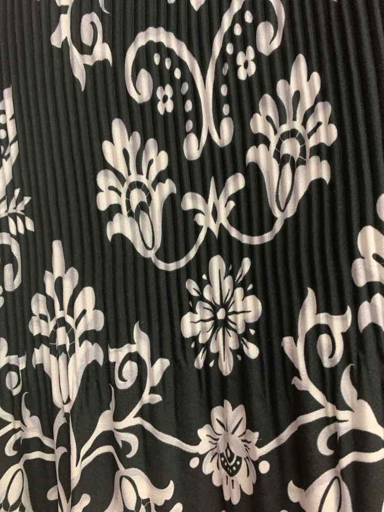 PRE-OWNED CATO PLUS SIZES Size 18/20 BLK/WHT Floral SLEEVELESS/MOCK NECK BLOUSE