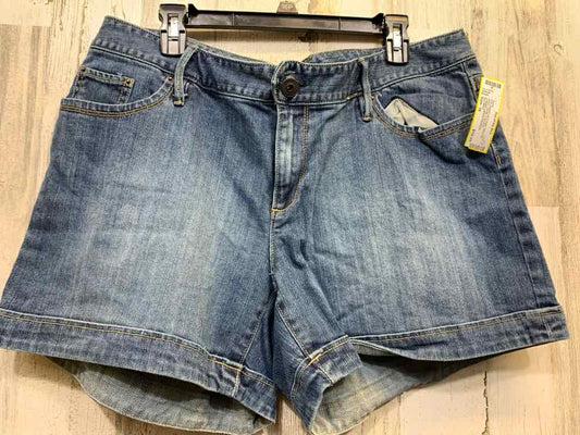 PRE-OWNED Size 18 OLD NAVY BOTTOMS MEDIUM WASH DENIM LOW RISE Shorts
