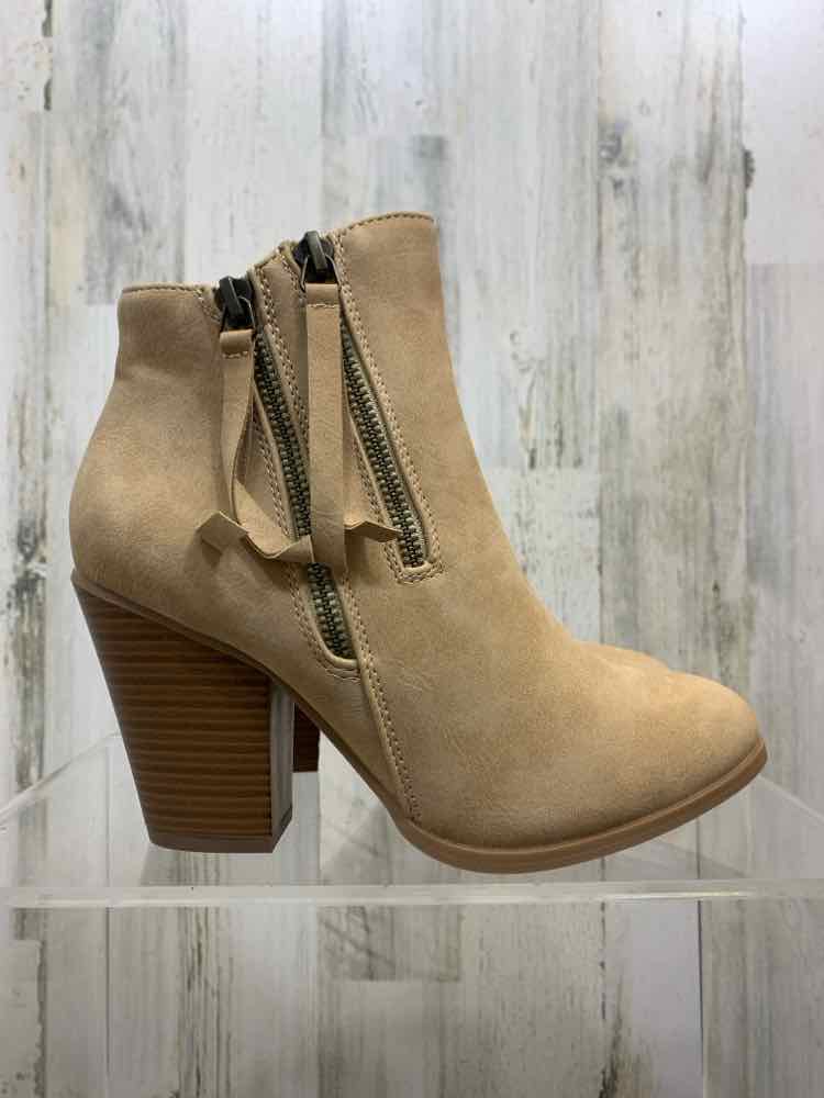 NWT JOURNEE COLLECTION SHOES Shoe Size 7 Tan Solid ANKLE BOOTIE Boots/TAN ANKLE
