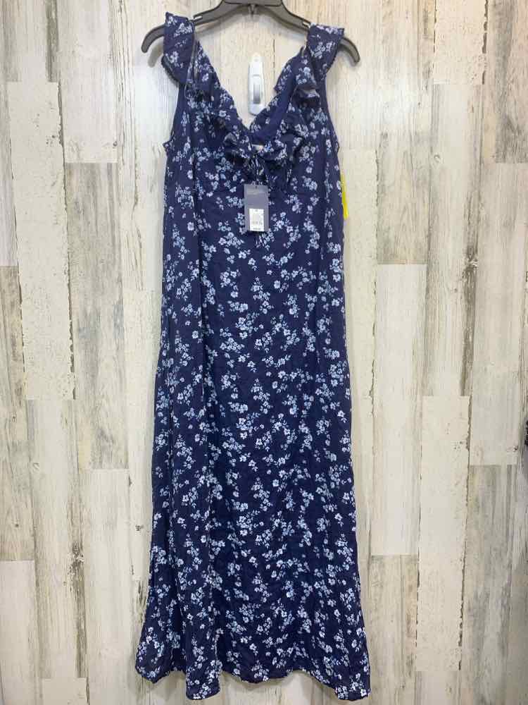 NWT UNIVERSAL THREADS Dresses and Skirts Size M BLUE/WHITE Floral VNECK Dress/RU