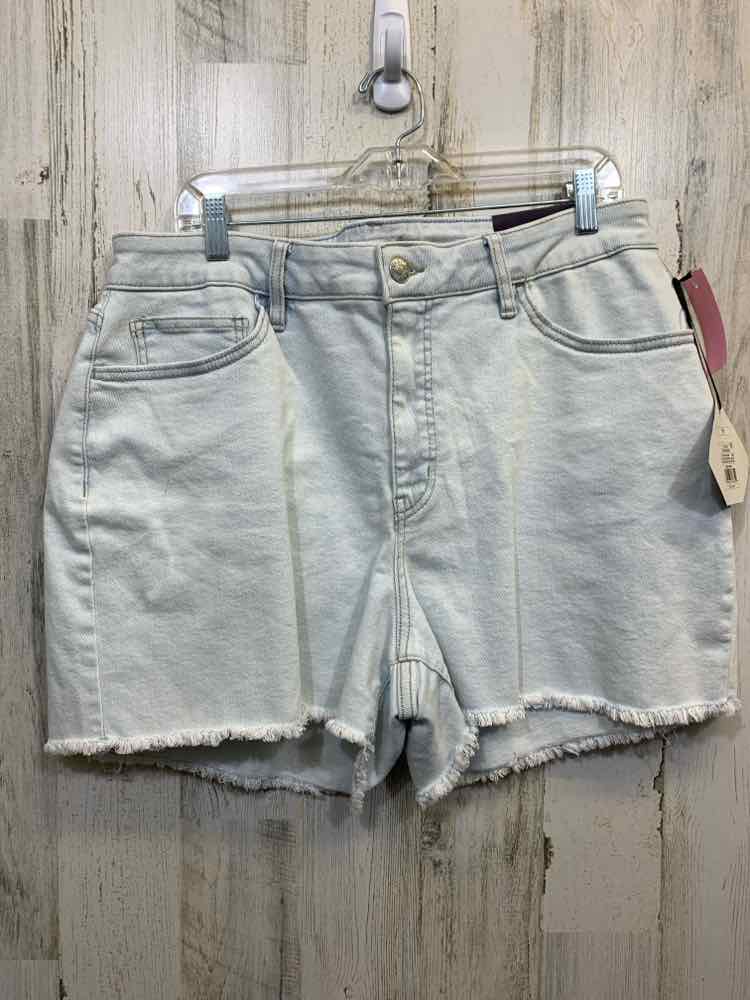 PRE-OWNED Size 17 AVA & VIV BOTTOMS LIGHT BLUE Denim DENIM Solid SHORTS Shorts/L