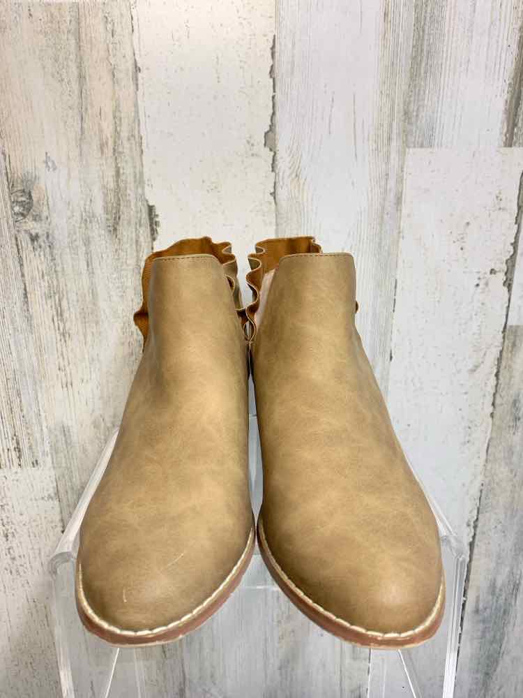 PRE-OWNED SHOES 6 Tan Shoes/ANKLE BOOTS W/RUFFLES