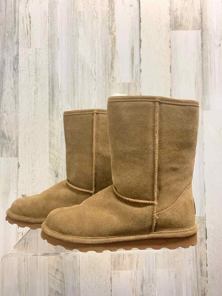 PRE-OWNED TAN Size 10 Shoes/BEARPAW SHORT 8" SHAFT CLASSIC SUEDE BOOT