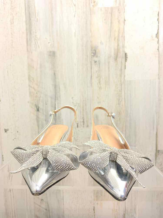 NWT SILVER Size 8 Shoes/SILVER SLING BACK KITTEN HEEL W/ RHINESTONE BOW