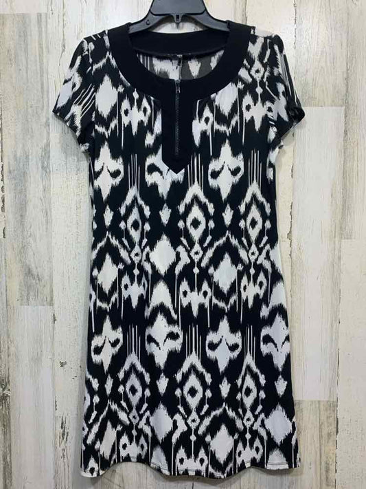 PRE-OWNED TIANA B. Dresses and Skirts Size L BLK/WHT TRIANGLES Dress/HALF ZIP CR