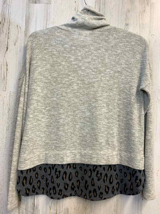 PRE-OWNED THML Tops Size M Beige LONG SLEEVES TOP/GRAY BOTTOM CHEETAH PRINT