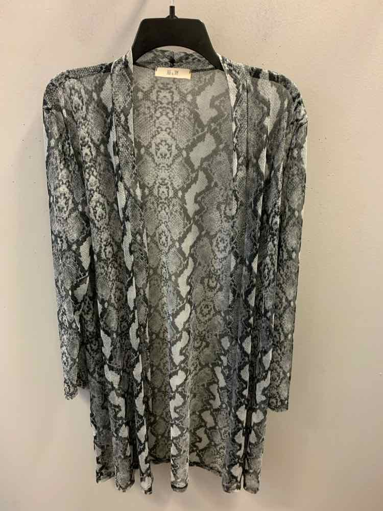 JADE & JANE Tops Size M Gray SNAKE PRINT LONG SLEEVES TOP