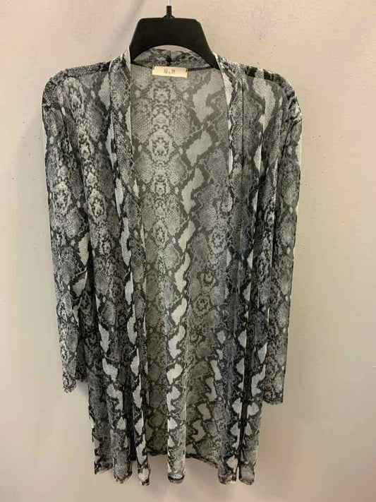 JADE & JANE Tops Size M Gray SNAKE PRINT LONG SLEEVES TOP