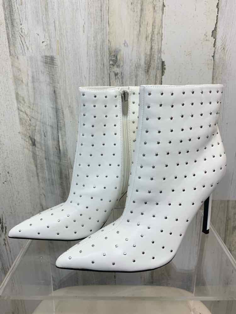 NWT NINE WEST SHOES Shoe Size 8 White ANKLE BOOTIE Shoes/WHITE W/ SILVER STUD AN