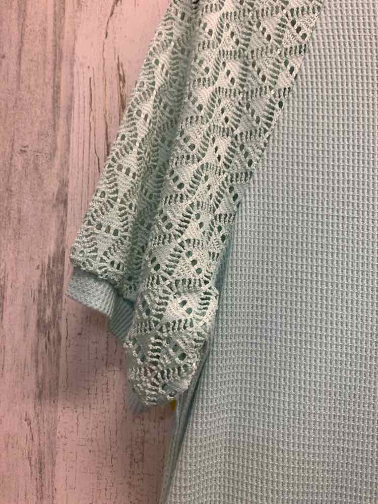 PRE-OWNED MEROKEETY Tops Size M PASTEL GREEN V-CUT NECKLINE Shirt/PASTEL GREEN V