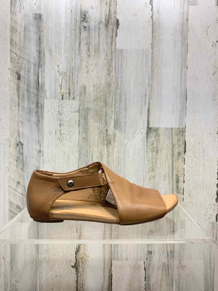 PRE-OWNED BUENO SHOES Shoe Size 7.5 Tan Leather SANDAL Shoes/OPEN SIDE W/ STRAP